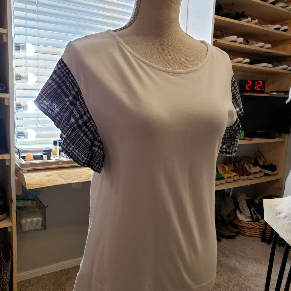 Cute and casual tshirt with plaid sleeves